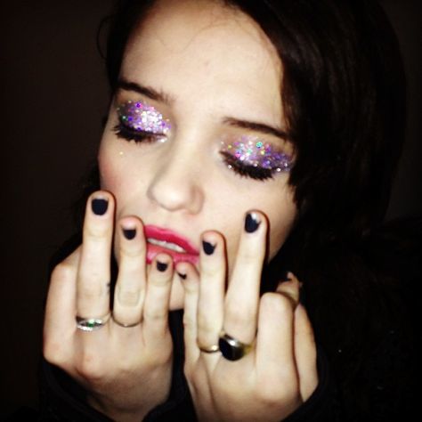 Sky Ferreira wearing Makeup Forever glitter eye makeup at Barclays Center when she opened for Miley Cyrus on the Bangerz tour. Makeup by Amy Chance. Sky Ferreira, Glitter Makeup Looks, Beauty Regimen, Festival Makeup, Glitter Eyes, Glitter Makeup, Glitter Eyeshadow, Soft Grunge, Aloe Vera Gel