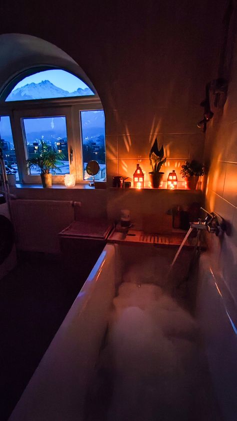 Candle Lit Bathroom Aesthetic, Autumn Decor Bathroom, Cozy Bath Aesthetic, Small Cozy Bathroom Aesthetic, Bathroom Vibes Aesthetic, Bathroom Cozy Aesthetic, Cozy House Bathroom, Bath Asthetics Night, Cozy Shower Aesthetic