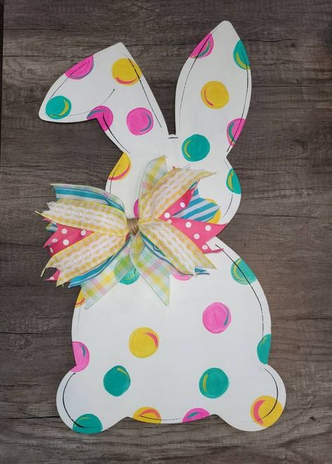 Check out this item in my Etsy shop https://www.etsy.com/listing/1187269489/easter-door-hanger-bunny-door-hanger Painted Burlap Door Hangers, Easter Wood Projects, Valentines Door, Easter Outdoor, Door Decoration Ideas, Spring Door Hanger, Easter Flower Arrangements, Bunny Door Hanger, Door Hangers Diy