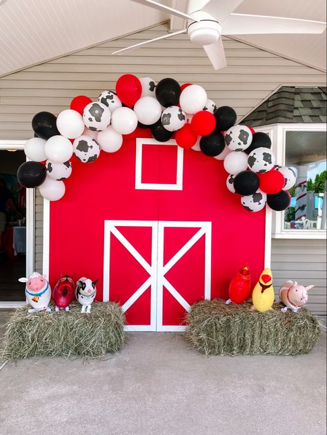 Barnyard Birthday Backdrop, Farm Theme Birthday Backdrop, Farm Birthday Balloon Arch, Farm Yard Party Ideas, Diy Barnyard Party Decorations, Barnyard Party Backdrop, Barnyard Balloon Garland, Diy Farm Backdrop, Farm Theme Backdrop