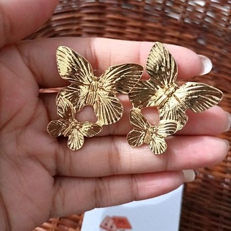 New arrival! Obsessed with these gold butterfly earrings! The perfect finishing touch to any outfit. ✨" DM for details ✨ #Jewelry #earring # jhumkas #myplumbox #goldbutterflystuds #shopnow #butterflystuds #fashionaccessories #studs #dailywere #casual #butterflypendant Gold Butterfly Earrings, Butterfly Earrings Gold, Jewelry Earring, Gold Butterfly, Butterfly Earrings, Butterfly Pendant, New Arrival, Shop Now, Fashion Accessories