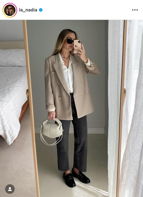 Beige Blazer Outfits Women, Cute Blazer Outfits, Chic Blazer Outfit, Beige Blazer Outfit, Blazer Outfits Women, Outfit Minimalista, Work Outfits Frauen, Winter Work Outfits, Classy Fall Outfits