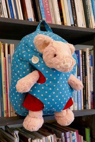 Diy Doll Backpack, Diy Doll Carrier, Doll Carrier Pattern, Diy Baby Carrier, Stuffed Animal Holder, Things To Sew, Baby Doll Carrier, Sewing Area, Patterns For Kids