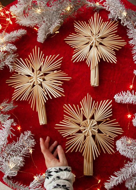 🎄 Christmas is almost here! Add a little magic to your home with this magnificent "fir tree" straw star Made in the French Alps with lots of love! ♥ Fairy style ♥ ♥ Perfect for your Christmas decoration! 🎄 Star sold individually, in natural straw Inspired by Scandinavian folklore, it is ideally placed at the top of your tree 🎄 Star dimensions: Height: 30cm Width: 26cm Depth: 3cm Weight: 30 grams 🎄 The star can be ideally used for a magical, rustic, folkloric, country or even retro and tradit Natal, Fairy Folklore, Swedish Folklore, Diy Straw, Shell Decorations, Swedish Christmas, Christmas Tree Topper, French Alps, Christmas Fairy