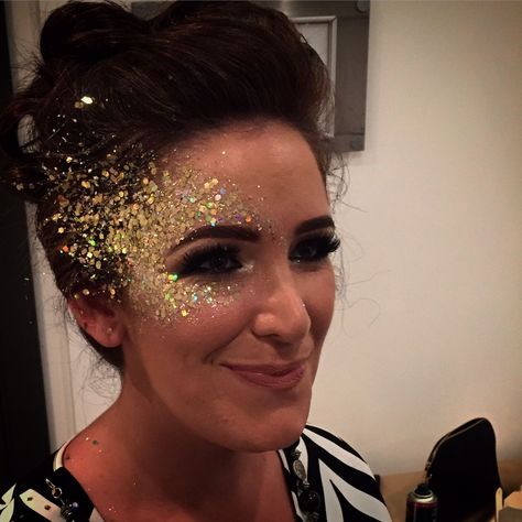 Gold Glitter Eye Makeup Festival, Gold Dance Makeup, Color Guard Makeup Ideas, Glitter Face Paint Ideas, Gold Festival Makeup, Gold Face Glitter, Gold Glitter Makeup Looks, Kostüm Gold, Color Guard Makeup