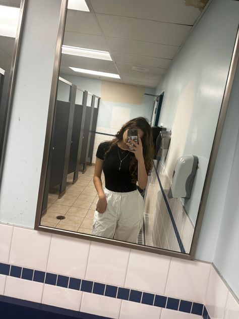 school, bathroom, student, outfit, black shirt, white pants, white shirt, black pants, golf jewelry, vibes, aesthetic School Bathroom Mirror Selfie, Trial Room Selfies, School Bathroom Pics, Bathroom Poses, Bathroom Mirror Selfie Poses, Aesthetic Tips, School Bathroom, Fake Acc, Public Bathrooms