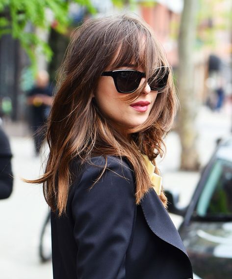Dakota Johnson's Best Hairstyles On The Red Carpet 2018 Dakota Johnson Bangs, Dakota Johnson Street Style, Dakota Johnson Hair, Dakota Johnson Style, Melanie Griffith, Anastasia Steele, Long Hair With Bangs, New Haircuts, Good Hair Day