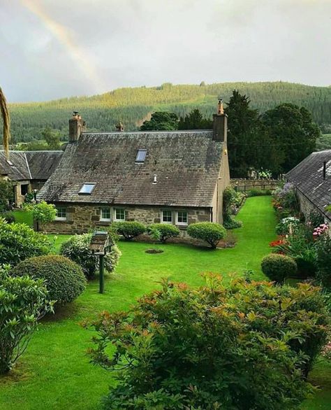 Scotland Aesthetic, Scottish Homes, Highland Village, Country Kitchens, House Dream, English Cottage Garden, Hobbit House, Beaux Villages, Cabins And Cottages