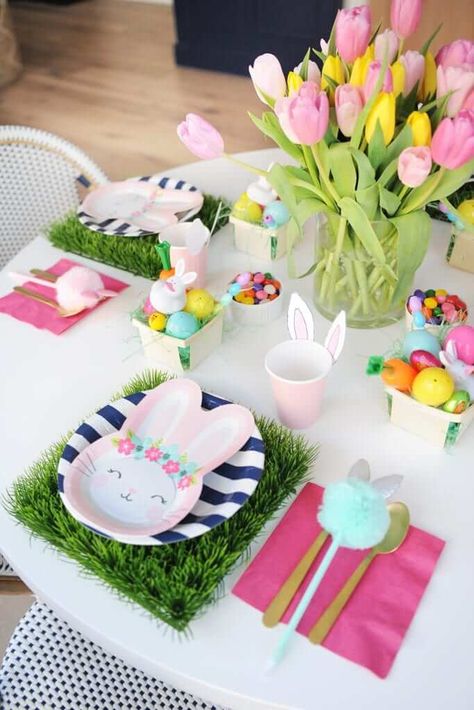 Kids Easter table with pink and yellow tulips and fun bunny paper plates. Adult Easter Party, Brunch Party Ideas, Easter Kids Table, Easter Brunch Table Setting, Easter Party Table, Easter Brunch Party, Easter Brunch Table, Easter Table Setting, Easter Dinner Table