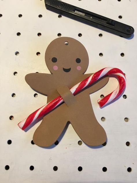 Gingerbread man with candy cane Christmas card - the-gingerbread-house.co.uk Christmas Candy Crafts, Candy Cane Cards, Candy Cane Crafts, Christmas Candy Gifts, Uk Christmas, Christmas Gifts To Make, Christmas Gift Basket Ideas, Christmas Crafts For Kids To Make, Gift For Mom Christmas