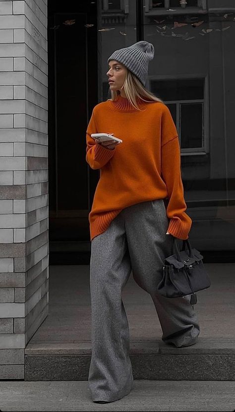 Orange Turtleneck Outfit, Grey Turtleneck Outfit, Orange Turtleneck, Mode Hippie, Grey Outfit, Looks Street Style, 가을 패션, Autumn Outfit, Grey Pants