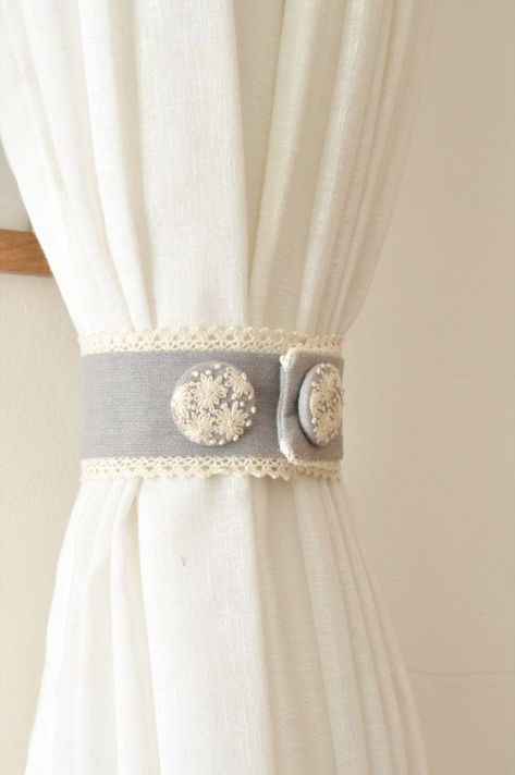 Curtains holder designing Curtain Tie Backs Diy, Diy Curtain, Sewing Cushions, Curtain Holder, Simple Curtains, Curtain Tiebacks, Stylish Curtains, Pola Sulam, Nordic Decor