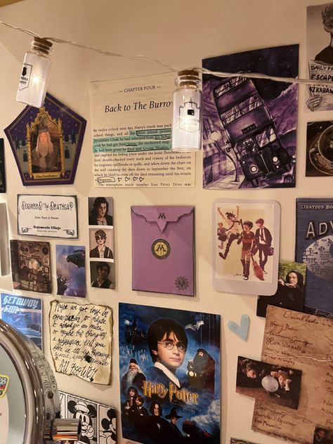 Harry Potter Desk Aesthetic, Harry Potter Room Decor Bedroom Ideas Aesthetic, Harry Potter Inspired Room Decor, Wall Decor Harry Potter, Room Decor Ideas Harry Potter, Harry Potter Phone Aesthetic, Harry Potter Wall Decor Room Ideas, Subtle Harry Potter Bedroom, Marauders Bedroom