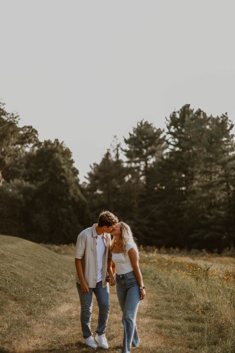 Engagement photo Anniversary Photo Outfits, Couples Family Photos, Cute Fall Engagement Outfits, Beach Engagement Photos Outfit Jeans, Neutral Fall Engagement Photos, Beach Picture Outfits For Couples, Fall Pics For Couples, Couple Engagement Pictures Outfit Ideas, August Couple Photoshoot