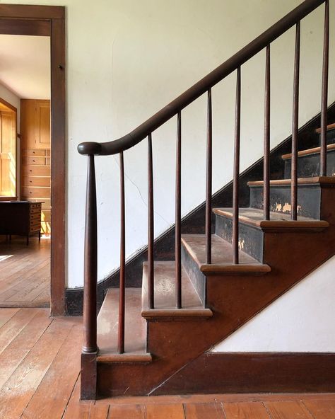 Old Staircase Ideas, Colonial Staircase Entryway, Wooden Bannister Ideas, Colonial Staircase, Stair Inspiration, Cottage Staircase, Wooden Staircase Railing, Cottage Stairs, Wood Railings For Stairs