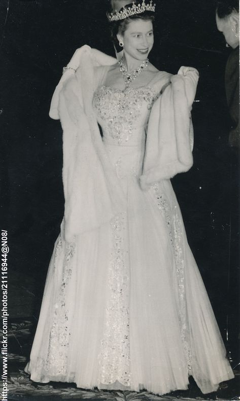 Queen Elizabeth arrives at theatre DATE:April 14 1955 D:H.M.Queen arrives at Edinburgh Lyceum for "Time Remembered" /original photo Queen Elizabeth 2, Young Queen Elizabeth, Elizabeth 2, Rainha Elizabeth Ii, Hm The Queen, Royal Family England, Elisabeth Ii, British Royal Families, Princess Elizabeth