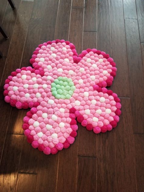 Daisy Rug, Pompom Rug, Diy Pom Pom Rug, Boys Rug, Diy Rugs, Pom Crafts, Pom Pom Rug, Diy Pom Pom, How To Make A Pom Pom