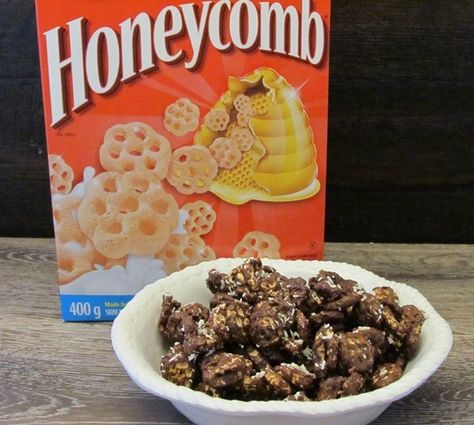 Honeycomb chocolate snowflake snack Honeycomb Cereal, Honeycomb Chocolate, Cereal Snacks, Kid Friendly Snack, Cereal Treats, Student Christmas Gifts, Bbq Recipes, Snack Ideas, Semisweet Chocolate