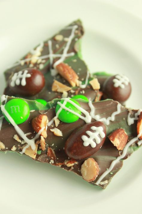 White Chocolate Bark, Candy Bark, Melting White Chocolate, Almond Bark, Chocolate Almond, Football Food, Chocolate Bark, Football Party, Roasted Almonds