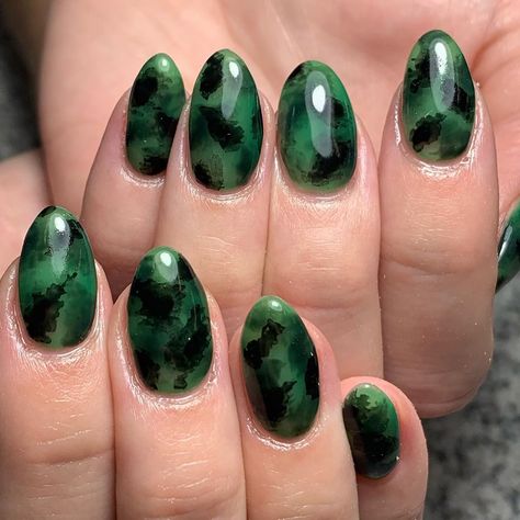 Manifest nail on Instagram: “Tortoise shell 🐢 emerald edition, which actually makes more sense because turtles are generally green and I’ve never understood why the…” Christmas Present Nail Art, Gold Holiday Nails, Christmas Tree Nail Designs, Lights Pictures, Christmas Present Nails, Tortoise Shell Nails, Blue Christmas Nails, Shell Nails, Tree Nail Art