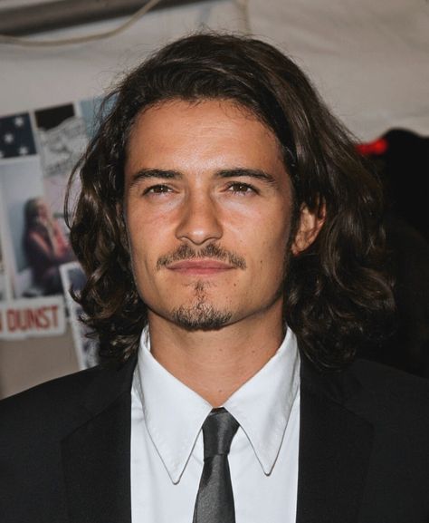 Orlando Bloom Early 2000s, Orlando Bloom Long Hair, Long Dark Hair Men, Dark Hair Men, Celebrity Long Hair, Curly Men, Long Haircuts, Long Dark Hair, Orlando Bloom