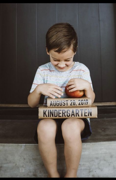 First Day And Last Day Of School Picture, First Day Of School Photo Prop, Outdoor Back To School Pictures, First Day Of School Photography, Back To School Kindergarten Photoshoot, First Day Of Kindergarten Photo Ideas, 1st Day Of School Photo Ideas, 1st Day Of Preschool Pictures, First Day Preschool Pictures