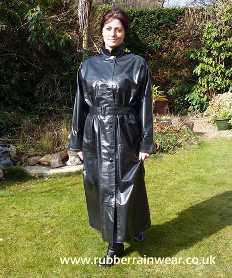 07 | Flickr - Photo Sharing! Mackintosh Raincoat, Raincoat With Hood, Rain Fashion, Rainwear Girl, Black Raincoat, Rubber Raincoats, Vinyl Raincoat, Plastic Raincoat, Pvc Raincoat