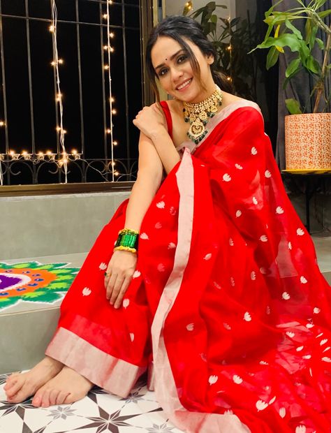 Marathi Saree Look Simple, Amruta Khanvilkar Saree, Marathi Saree Look, Red Traditional Saree, Regal Saree, Marathi Jewellery, Diwali Poses, Priya Bapat, Dubai Fashion Women