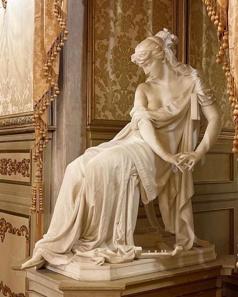 Marble Greek Statues, Female Marble Statue, Ancient Greek Statues Women, Statue Pose Reference, Greek Statue Poses, Greek Sculpture Women, Greek Women Statues, Marble Statues Aesthetic, Greek Statues Women