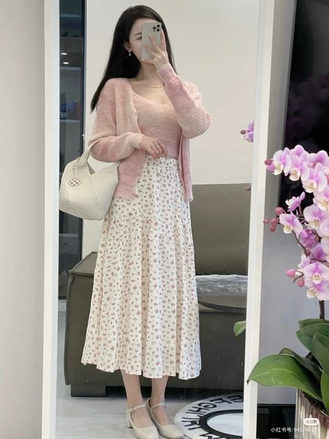 Trendy Long Skirts, Soft Modest Outfits, Long Floral Skirt Outfit Aesthetic, Long Skirt Outfits Pink, Japanese Feminine Fashion, Coquette Outfit Long Skirt, Floral Skirt Winter Outfit, Girly Skirt Outfits, Korean Skirt Outfits Long