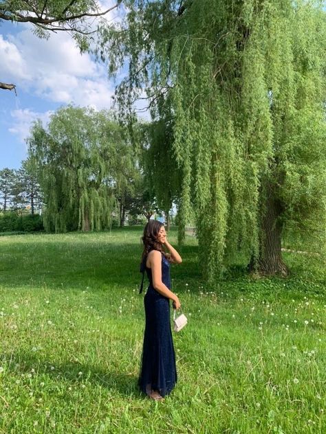 Pretty Prom Pictures, Prom Photos Outside, Prom Dress Instagram Pictures, Prom Picture Location Ideas, Places To Take Prom Pictures, Park Prom Pictures, Prom Selfie Ideas, Cute Prom Pictures By Yourself, Prom Pics Individual