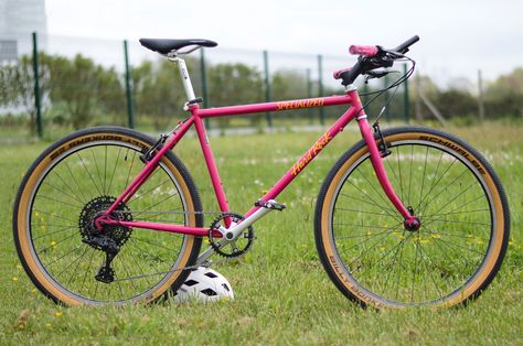 Specialized HardRock by @grosdursbikes Specialized Hardrock, Specialized Rockhopper, Specialized Stumpjumper, Vintage Mountain Bike, Retro Bikes, Build Projects, Gravel Bike, Classic Frame, Eclectic Decor