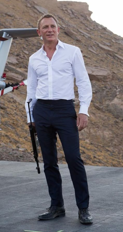 Daniel Craig Suit, James Bond Daniel Craig, Daniel Craig Bond, James Bond Outfits, James Bond Suit, Daniel Craig Style, Bond Outfits, Craig Bond, Bond Suits