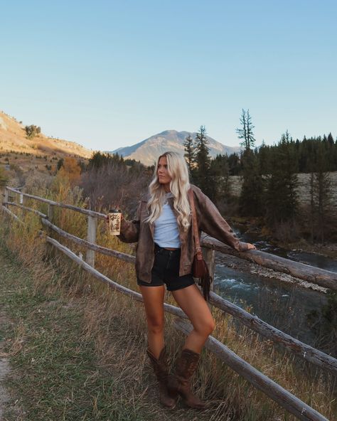 wandered out west 🍸🍂 comment “outfit details” for 🔗 . . . #westernaesthetic #cowgirlboots #falloutfitinspo #westernfashion out west // western aesthetic // western vibes // cowgirl boots // cowgirl fashion // cowgirl chic // cowgirl aesthetic // mountain aesthetic // fall vibes // fall fashion // wyoming outfit // jackson hole wyoming // autumn outfits Montana Outfit Aesthetic, Western Asthetics Outfit, Jackson Hole Fashion, Western Hiking Outfits, Montana Cowgirl Aesthetic, Western Lifestyle Aesthetic, Jackson Hole Wyoming Outfits, Out West Outfits, Western Winter Photoshoot