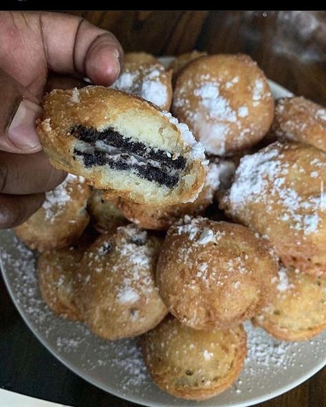 Fried Oreos Recipe, Fried Oreos, Food Babe, Food Therapy, Food Drinks Dessert, Homemade Snacks, Food Goals, Food Platters, Food Obsession