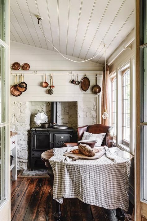 Country Style Magazine, Country Style Dining Room, Simple Cottage, City Farmhouse, Country Interior Design, Cottage Interior, Cottage Interiors, Rustic Cottage, Dining Nook