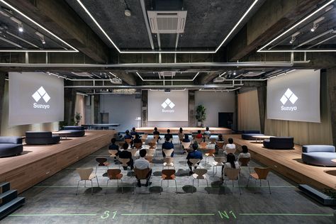 Fixed space, flexible function: workers can adapt this office without moving anything around - News - Frameweb Event Space Design, Coworking Space Design, Classroom Interior, Lectures Room, Conference Hall, Lectures Hall, Event Room, Innovation Centre, Event Hall