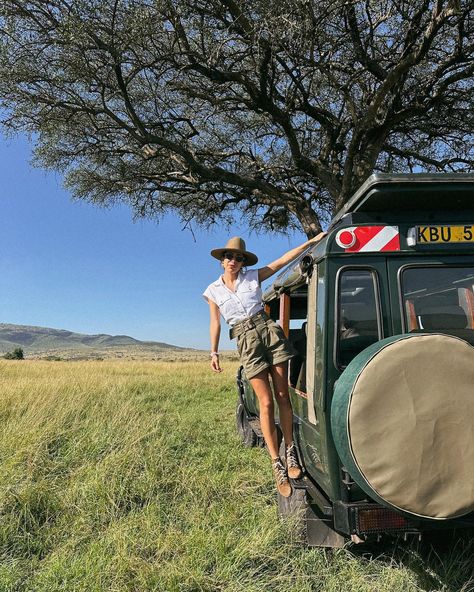 safari ‘fits 🦓 comment “SAFARI” and I’ll DM you links | the @janessaleone hat is the real MVP but sadly I got her for our 2018 safari, so she’s not available anymore. almost everything else is available tho including the boots that I wore in 2018 and every day of this recent trip! Safari Fits, Safari Outfit Women, Africa Safari Photography, Africa Safari Clothes, Jungle Outfit, South Africa Honeymoon, Africa Honeymoon, Safari Game, Botswana Safari