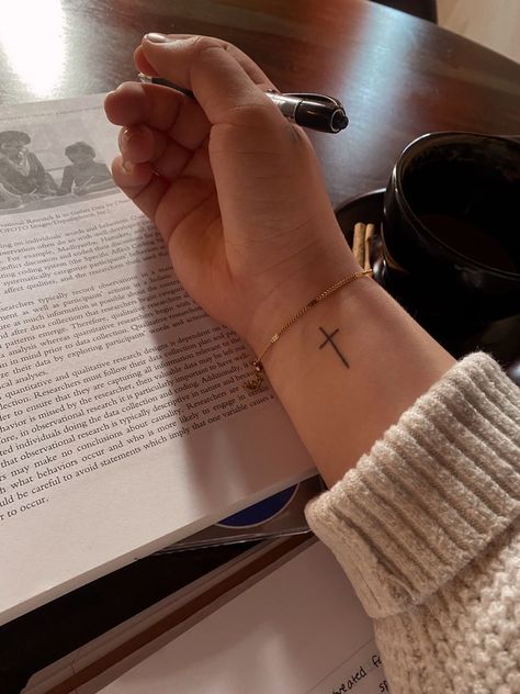 Christus Tattoo, Tattoo Line Art, Simple Cross Tattoo, Simple Wrist Tattoos, Wrist Tattoo Designs, Cute Simple Tattoos, Tiny Wrist Tattoos, Tattoos Infinity, Cross Tattoos For Women