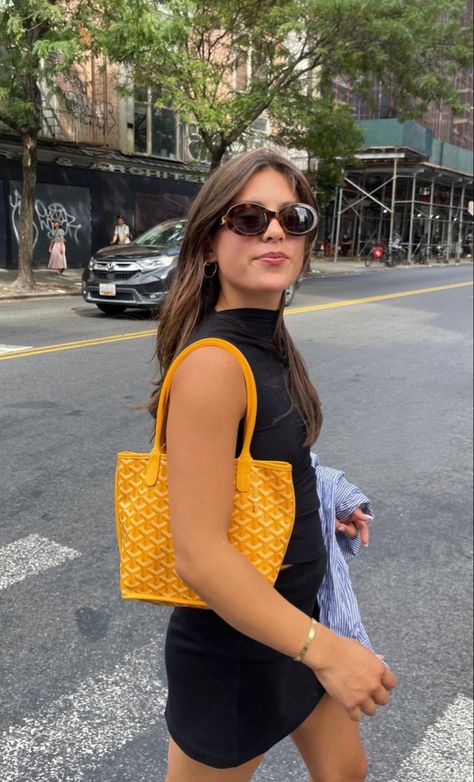 instagram // @palomameehan Goyard Bag Price, Goyard Tote Price, Goyard Tote Outfit, City Summer Outfits, Glasses Inspo, Goyard Tote, Tote Outfit, Goyard Bag, Price Guide