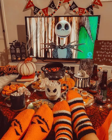 Netflix And, Halloween Movies To Watch, Halloween Sleepover, Halloween Date, Halloween Bedroom, Halloween Movie Night, Fall Dates, Halloween 3, Mia 3