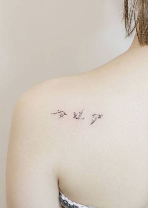 Animal Tattoo Designs, Small Animal Tattoos, Small Bird Tattoos, Tattoos Tiny, Tiny Bird Tattoos, Bird Tattoos For Women, Vogel Tattoo, Quote Tattoos Girls, Tier Tattoo