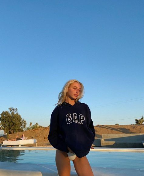 Emma Chamberlain Outfits, Gap Outfits, Emma Chamberlain, Mia 3, Summer Girls, Aesthetic Clothes, Fashion Inspo Outfits, Persona, A Woman