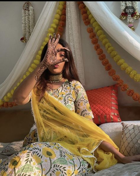 Minimal Haldi Outfit, Minimal Haldi Decor, Suit For Haldi, Mehendi Pose, Shaadi Decoration, Mehndi Photoshoot, Mehendi Poses, Backdrop Lights, Haldi Photos