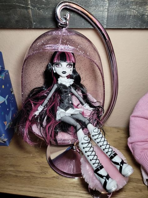 Scene Core Wallpaper, Old Monster High Dolls, Monster High Dolls Nostalgia, G2 Monster High Dolls, Dolly Doll, Monster High Dolls Gen 1, Monster High Gen 3 Dolls, Whatsapp Wallpaper, Custom Monster High Dolls