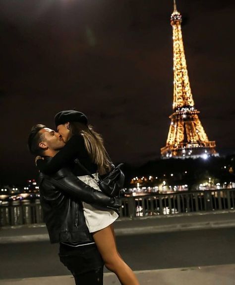 Halloween Costume Couple, From Paris With Love, Paris Couple, Luxury Couple, Classy Couple, Paris Love, Relationship Goals Pictures, Photo Couple, The Eiffel Tower