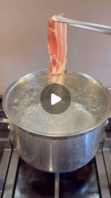 Kitchen Hacks Food, Amazing Food Hacks, Cooking Bacon, Cooking Hacks, Food Info, Bacon Recipes, Crispy Bacon, April 25, Meat Dishes