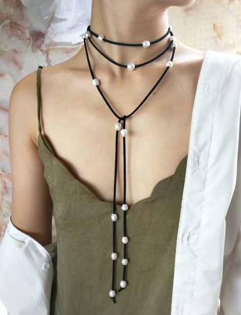 Leather Pearl Jewelry, Accessories Idea, Leather Pearl Necklace, Pearl Lariat, Leather Necklaces, Pearl Leather, Necklace Design, Necklace Pearl, Handmade Jewelry Diy