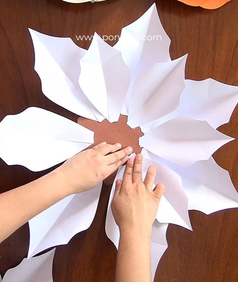 Paper Snowflake Designs, Paper Projects Diy, Crepe Paper Flowers Diy, Christmas Ornament Template, Christmas Wreaths Diy Easy, Homecoming Mums Diy, Easy Christmas Wreaths, Mums Homecoming, Paper Flower Crafts