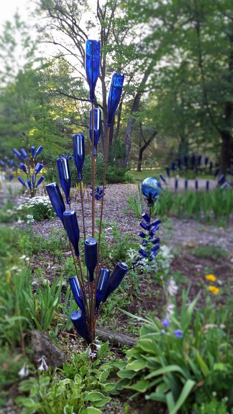 Swirl Bottle Trees Wine Bottle Trees, Wine Bottle Garden, Gemüseanbau In Kübeln, Bottle Trees, Bottle Tree, Wine Bottle Art, Bottle Garden, Glass Garden Art, Container Gardening Vegetables